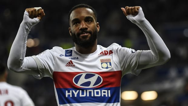 alexandre-lacazette-leaves-lyon.jpg
